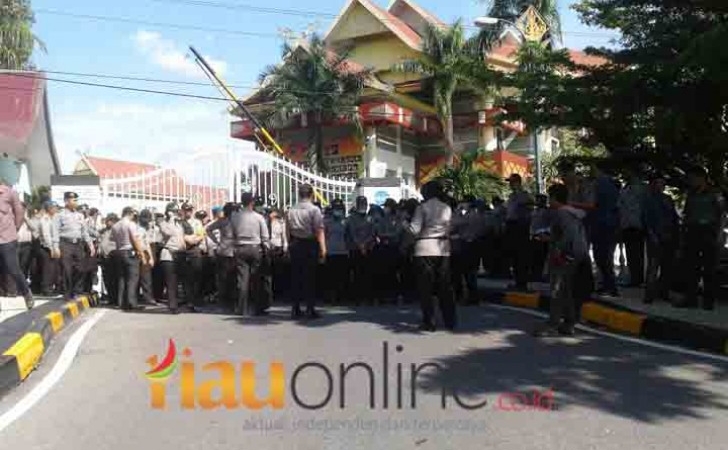 Aparat-siaga-di-DPRD-Riau.jpg