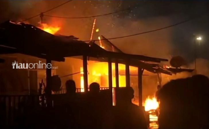 Api-Hanguskan-Lima-Rumah-di-Kompleks-Asrama-Polisi-Pekanbaru.jpg
