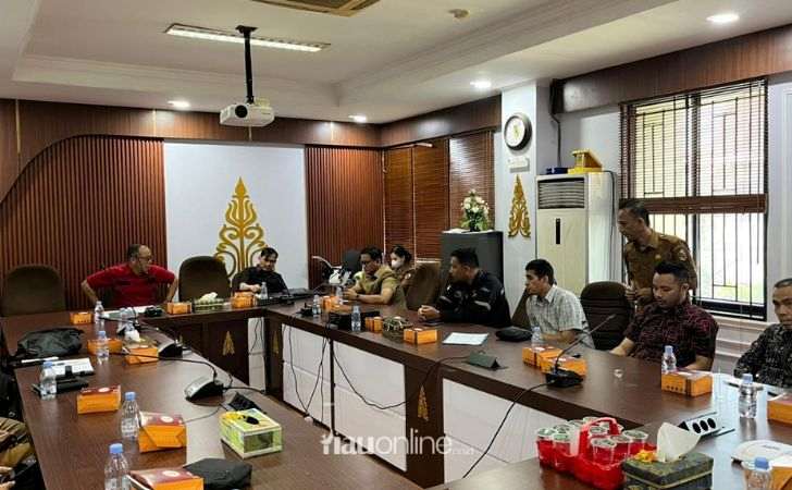 Apjatel-dan-Kadis-Mangkir-Saat-Rapat-Fiber-Optik-Robin-Eduar-Pukul-Meja.jpg