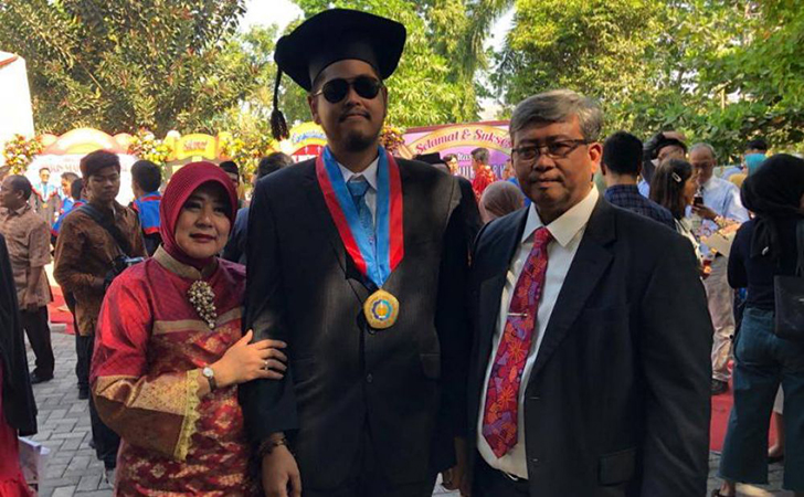 Arminsyah-menghadiri-wisuda-anaknya-Arfiansyah-di-ITS.jpg