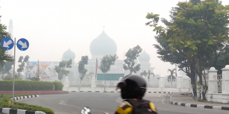 Asap-Selimuti-Masjid-Agung-An-Nur.jpg