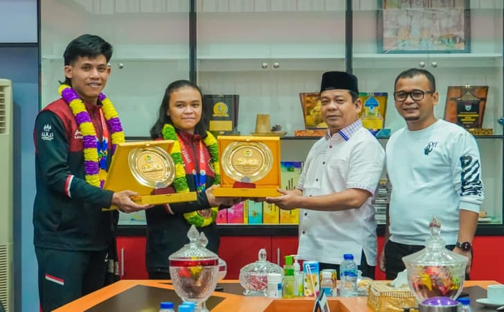 Atlet-takraw-bersama-wakil-ketua-dprd.jpg