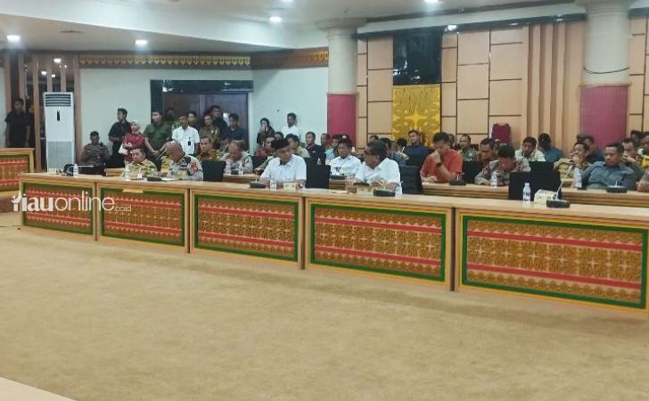 Audiensi-massa-dengan-DPRD-Riau-terkait-relokasi-warga-TNTN-Pelalawan.jpg