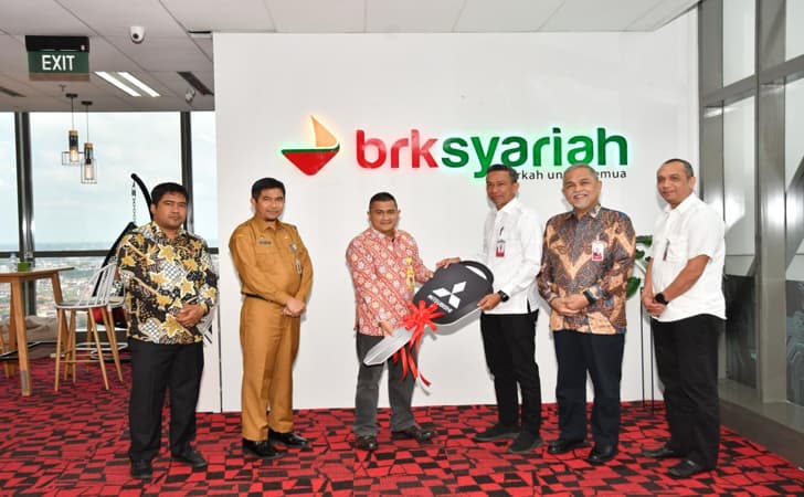 BKR-serahkan-hadiah-mobil1.jpg