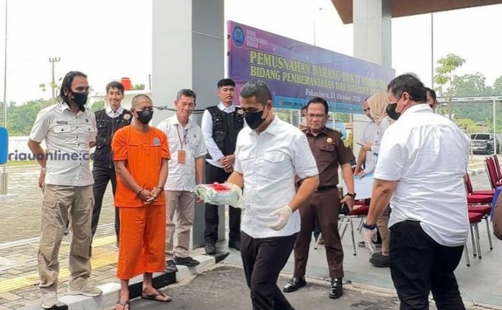 BNNP-riau-musnahkan-49-kg-sabu.jpg