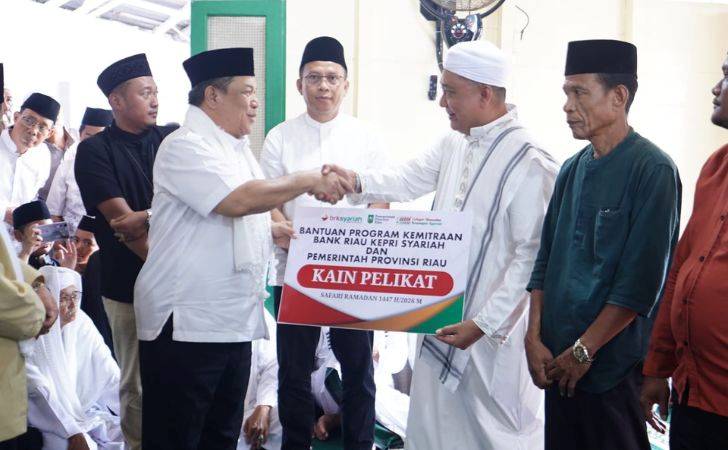 BRK-Syariah-Serahkan-Bantuan-Kemitraan-untuk-Rumah-Suluk-di-Rohil.jpg