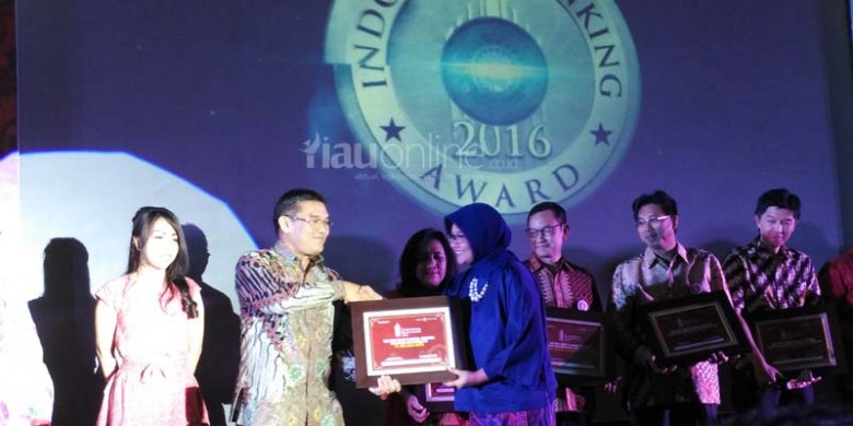 BRK-Terima-Indonesia-Banking-Award.jpg