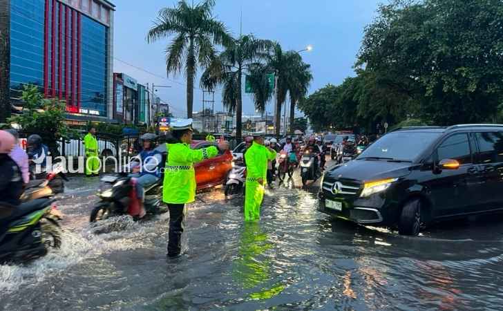 Banjir-Rendam-Jalan-Sudirman-Pekanbaru-Satlantas-Alihkan-Arus-Lalu-Lintas.jpg