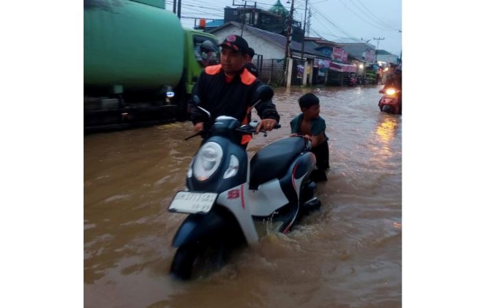 Banjir-Rob-Rendam-Sejumlah-Wilayah-di-Inhil-Capai-Ketinggian-40-Cm.jpg