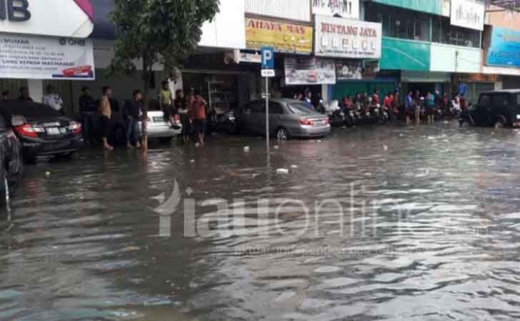 Banjir-di-Jalan-Jenderal-Sudirman-Pekanbaru.jpg