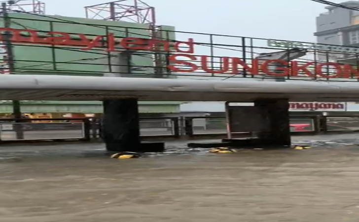 Banjir-di-Jalan-Mayjend-Sungkono.jpg