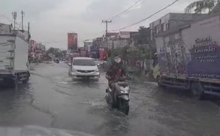 Banjir-di-Jalan-Paus-Pekanbaru.jpg