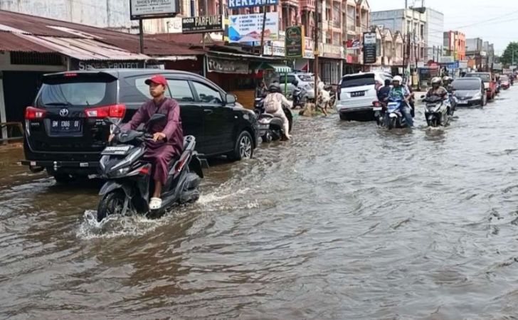 Banjir-di-Jalan-Paus-Pekanbaru1.jpg