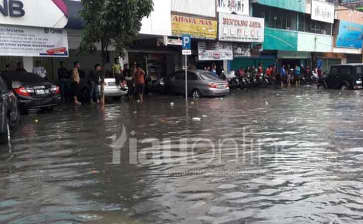Banjir-di-Jalan-Sudirman-Pekanbaru.jpg