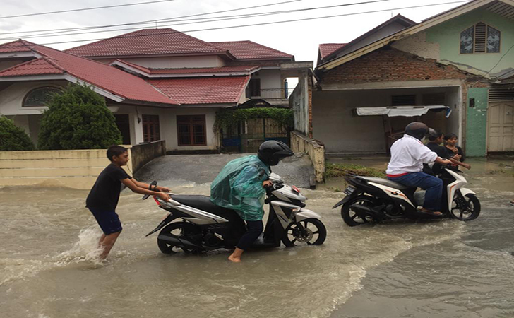 Banjir-di-Jalan-Tengku-Bey.jpg