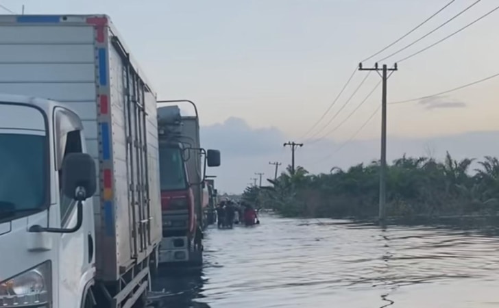 Banjir-di-lintas-timur-pangkalan1.jpg