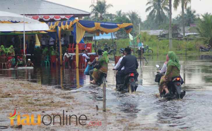 Banjir-di-lokasi-pelantikan-kades.jpg