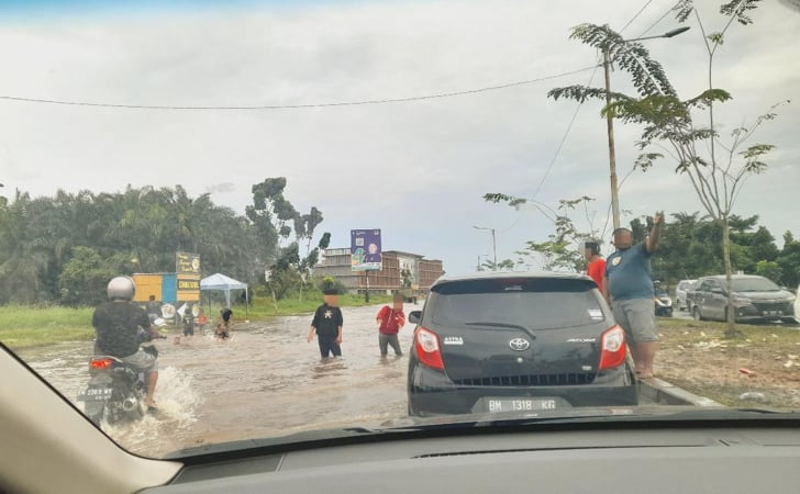 Banjir-di-sudirman-ujung-pekanbaru.jpg