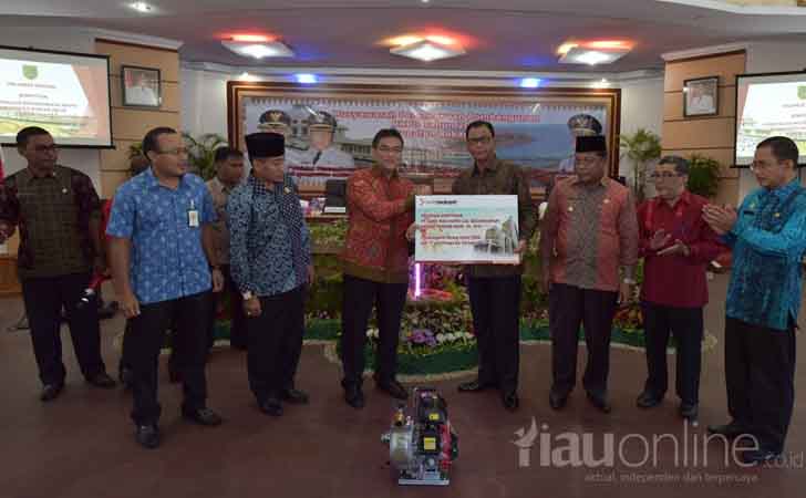 Bank-Riau-Kepri-Serahkan-CSR-ke-Pemkab-Rohil.jpg