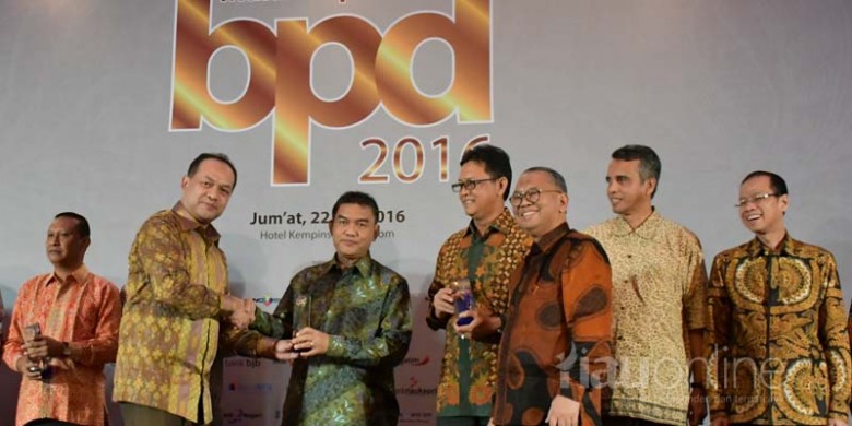 Bank-Riaukepri-Terima-Penghargaan-dari-Sindo.jpg