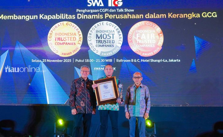 Bank-raya-dapat-award.jpg