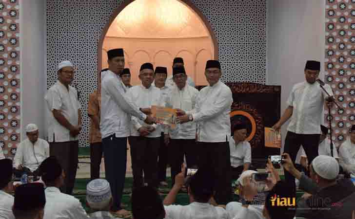 Bantuan-CSR-Bank-Riau-Kepri-ke-Masjid.jpg