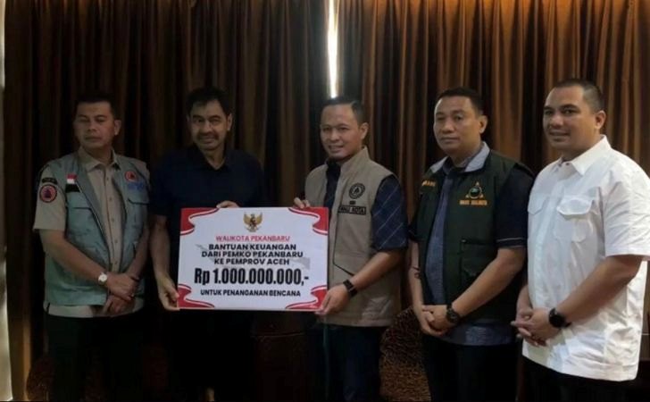 Bantuan-Rp15-Miliar-Pemko-Pekanbaru-Diterima-Langsung-Gubernur-Muzakir-Manaf.jpg