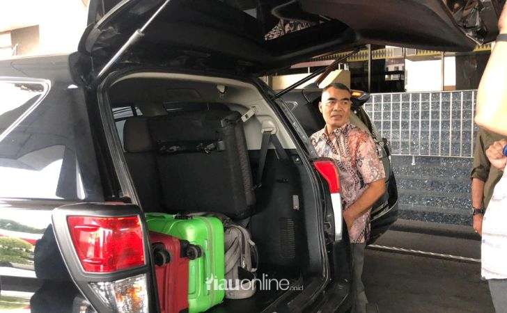 Bawa-Sekdaprov-Riau-dan-Kabag-Protokol-KPK-Amankan-3-Koper-dan-1-Kotak-Berkas.jpg