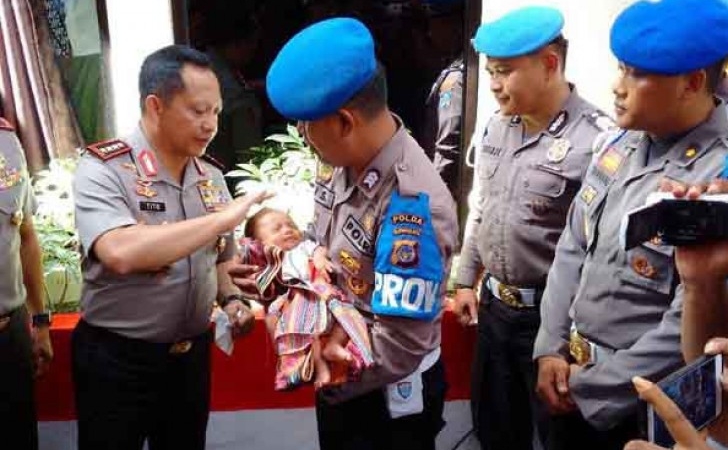 Momen Istimewa  Kapolri Potong  Rambut  Bayi Tito Karnavian