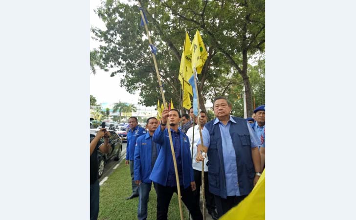 Bendera-Demokrat-Dirusak.jpg