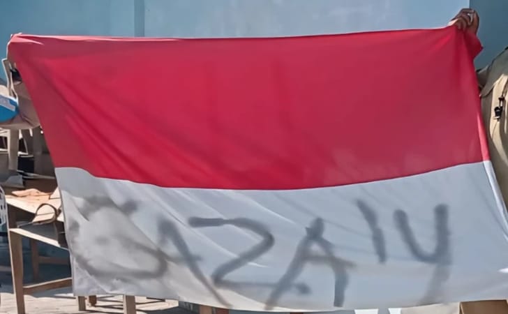 Bendera-Merah-Putih-yang-dicorat-coret.jpg