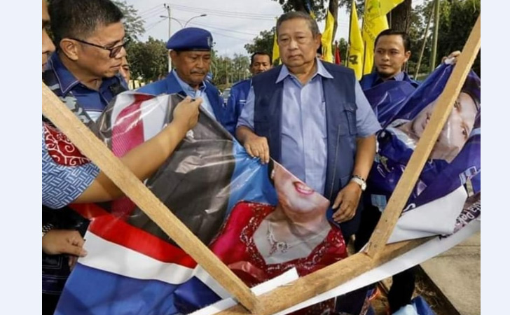 Bendera-Partai-Demokrat-Dirusak.jpg