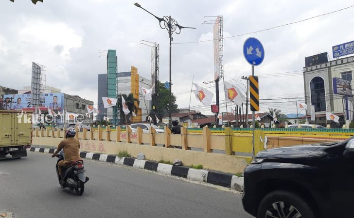 Bendera-gerinda-di-flyover-sudirman2.jpg