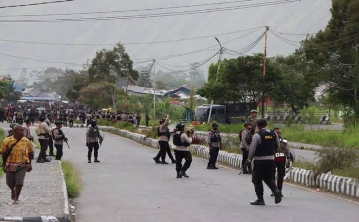 Bentrok-antar-pendukung-caleg-di-papua.jpg