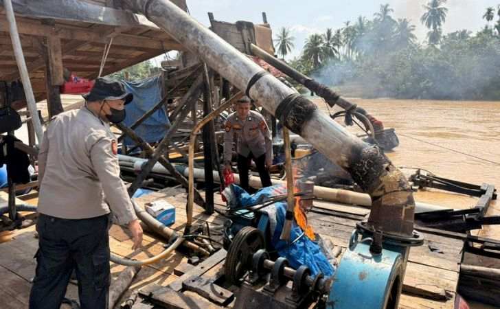 Berantas-Tambang-Ilegal-Polisi-Musnahkan-12-Rakit-PETI-di-Sungai-Kuantan.jpg