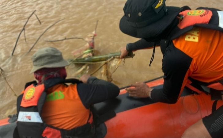 Berenang-Bersama-Teman-Berujung-Petaka-Adam-Hilang-Ditelan-Arus-Sungai-Kuantan.jpg