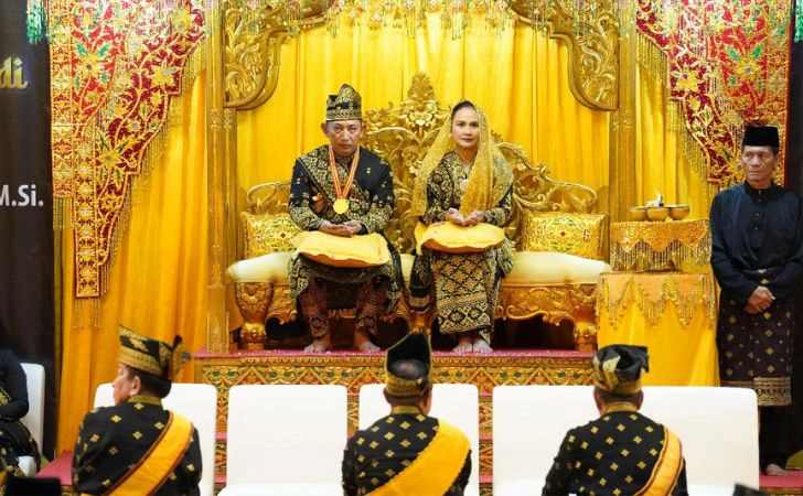 Beri-Anugerah-Adat-ke-Kapolri-LAMR-Ingatan-Budi-untuk-Sang-Bhayangkara.jpg