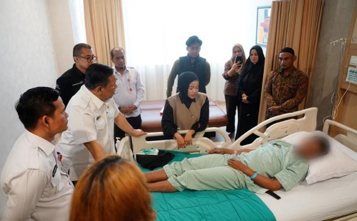 Besuk-Korban-Pemukulan-Plt-Gubri-Serahkan-Biaya-Pengobatan-Hingga-Bantuan-Pendidikan.jpg