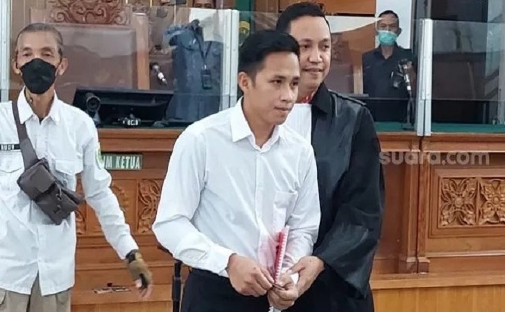 Bharada-E-Hadir-di-ruang-sidang.jpg