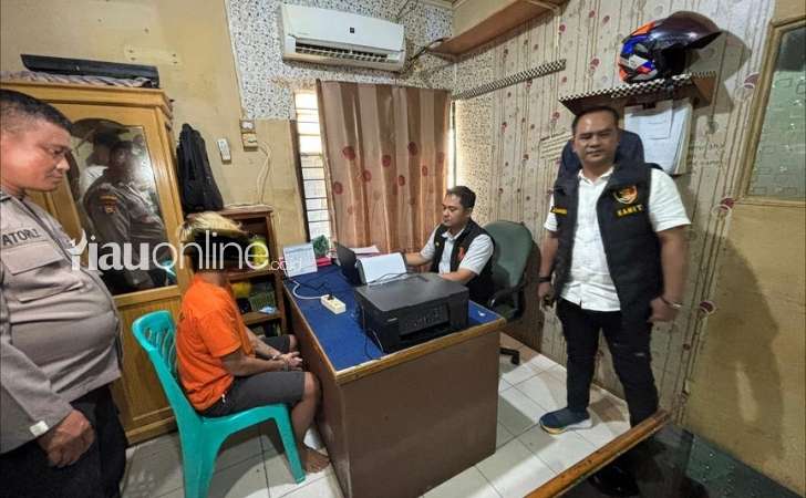 Bobol-Toko-iPhone-di-Pekanbaru-Pelaku-Gondol-25-HP-dan-Uang-Rp26-Juta.jpg