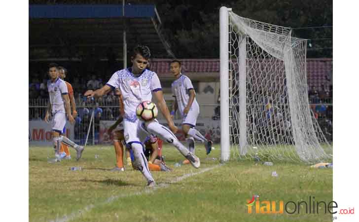 Botol-Air-Mineral-Betebaran-di-Gawang-PSPS-Riau.jpg