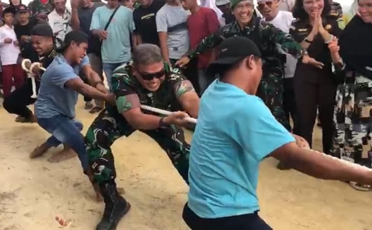 Brigjen-TNI-Dody-Triwinarto-tarik-tambang.jpg
