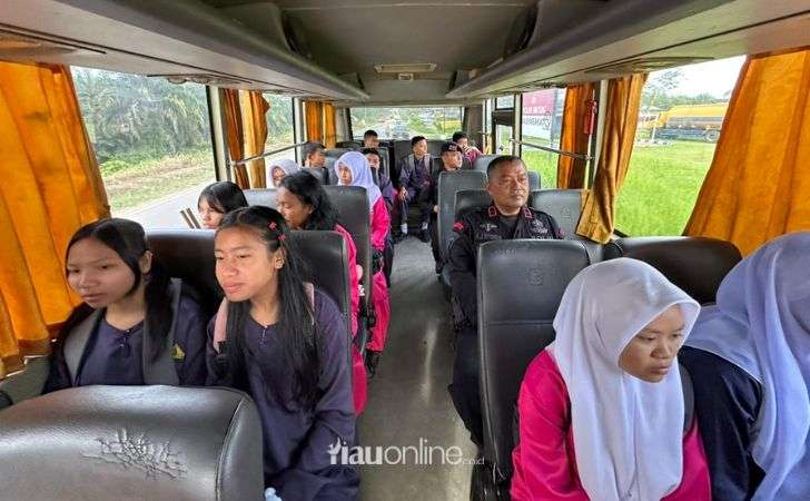 Brimob-Polda-Riau-Hadirkan-Layanan-Bus-Sekolah-Gratis-di-Rokan-Hilir.jpg