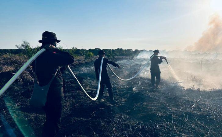 Brimob-Polda-Riau-Ikut-Terjun-Padamkan-Api-di-Rokan-Hilir.jpg