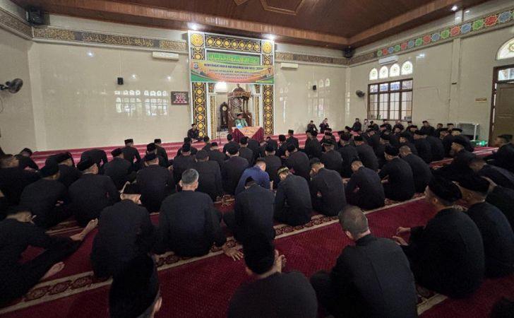 Brimob-Polda-Riau-Refleksikan-Akhlak-Nabi-Muhammad-dalam-Peringatan-Maulid.jpg