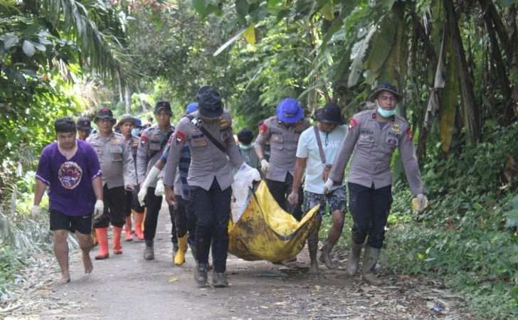 Brimob-Polda-Riau-Temukan-Satu-Korban-Banjir-di-Kampung-Kunyik-Pelembayan.jpg