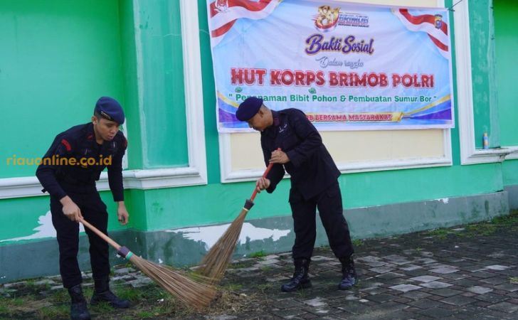Brimob-Polda-Riau-baksos-di-Masjid.jpg