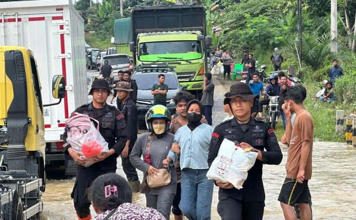 Brimob-di-lintas-sumatera-banjir.jpg