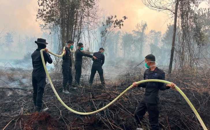 Brimob-padamkan-karhutla.jpg