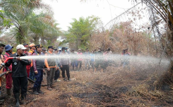 Brimob-padamkan-kebakaran-pelalawan.jpg